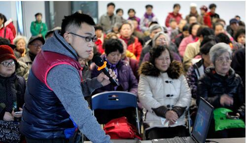 广西柳州为老年人举办智能手机常用软件使用培训。 张存立 摄