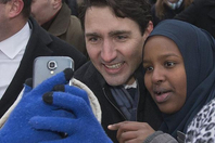 特鲁多冻红鼻子与“迷妹”合影