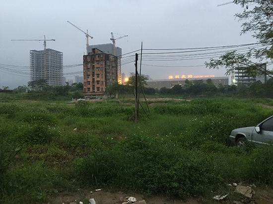 杨美兰家的楼矗立在深圳北站附近的空地上。 本文图片 澎湃新闻记者 于亚妮