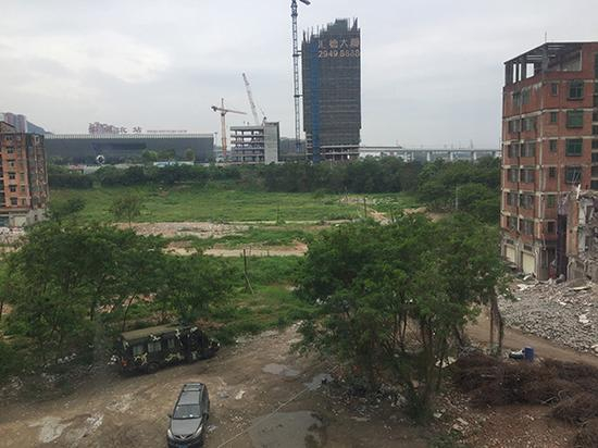 2017年5月下旬，深圳北站前还剩三栋楼，右面两栋中的一栋正在拆除。