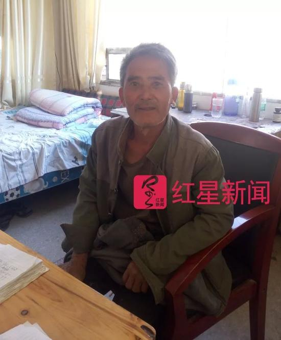 沈统祖老人向红星新闻回忆自己的捕蛇经历&nbsp;&nbsp; 图片来源：红星新闻