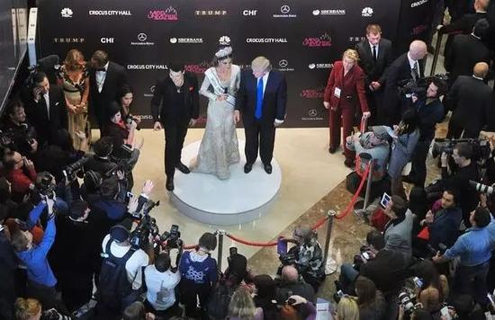 ▲资料图片：2013年11月，特朗普与当选的环球小姐合影。（盖帝图像）