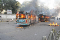 公交车竞速撞死孩童 民众烧车