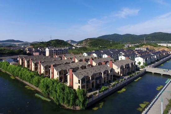 ▲浙江舟山市金塘岛，一处处集中兴建的农居房鳞次栉比，好一派新农村景象。（视觉中国）