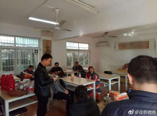 江北区庄桥街道启动了两个避灾安置点，图为庄桥成人学校安置点。