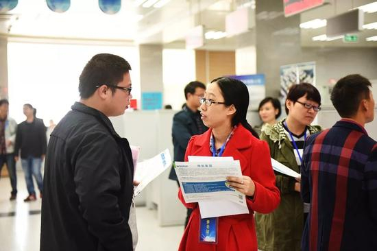 　　▲在苏州市吴江区举行的江苏省海峡两岸人才交流大会吸引了1000多名台湾青年人才参与线上线下的招聘活动。（视觉中国）