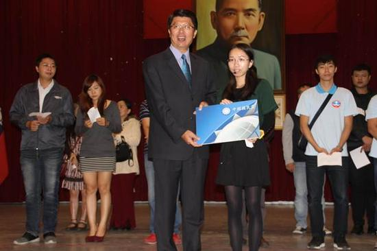 　　国民党台南市党部25日举办党庆，台南市党部主委谢龙介为新进党员授证，有薪火相传的意味。（图源：中时电子报）