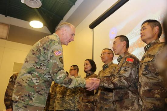　　在美国俄勒冈州锡赛德的国民警卫队拉里叶军营，美方观摩团团长、美军太平洋陆军司令布朗上将（左一）和中方参演人员握手。 新华社发（尹航摄）