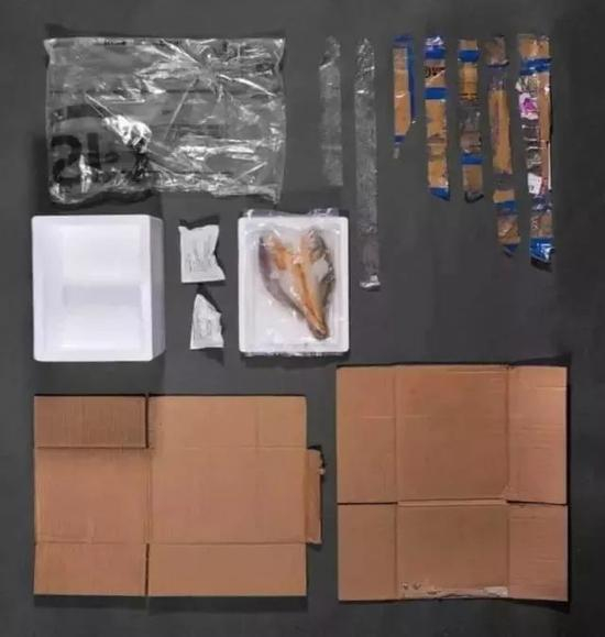 　　▲“双11”当天，澎湃新闻的一组图片揭示快递业的过度包装问题。你有没有注意过，自己买的两条鱼用了多少包装材料？