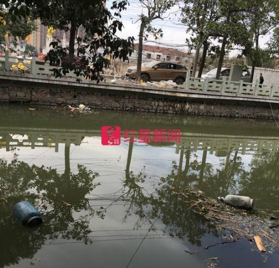 ▲爆炸现场附近的河里飘浮着三个煤气罐（图中只拍到两个）