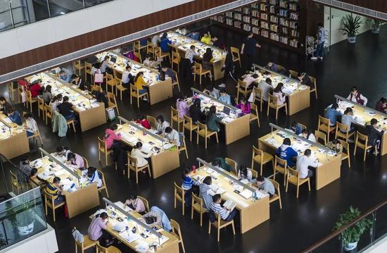 　　▲在国庆这样的公共长假期间，依然有大批考研一族等扎堆图书馆苦读，学习氛围十分浓厚。（视觉中国）