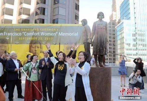 雕像揭幕 来源：中新社