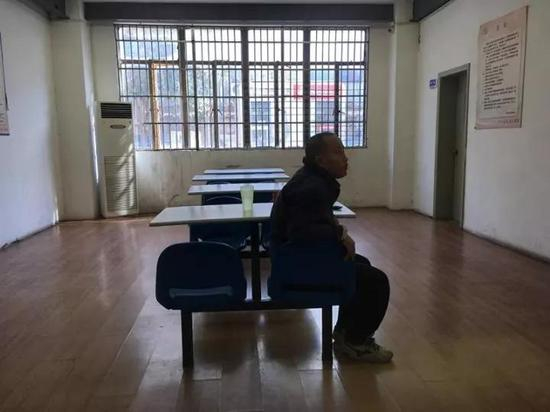 独自坐在救助站里的王旭龙。 黄尖尖 摄