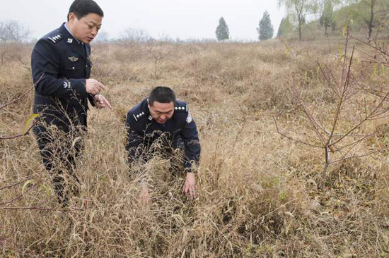 “7.20”专案组民警在勘验现场