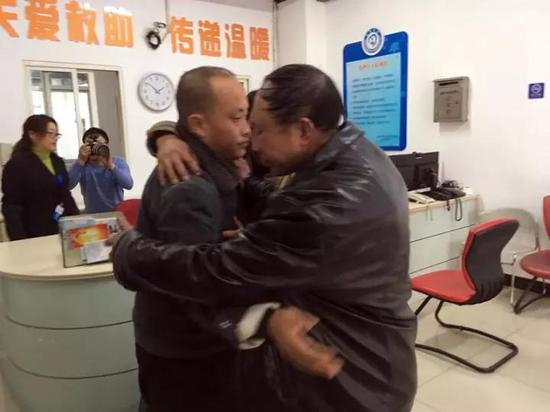 父子重聚一刻相拥而泣。 黄尖尖 摄