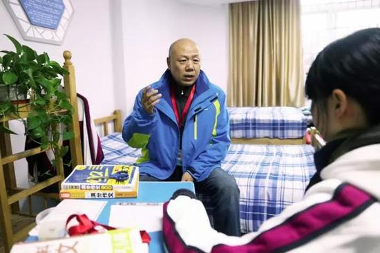 在困境儿童眼里，李福强就像是慈爱的爸爸。 朱良城 摄