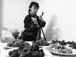 竹竹准备直播她有多能吃（小图为苗条的竹竹）■本组图片由华商晨报记者&nbsp;杨兴&nbsp;摄