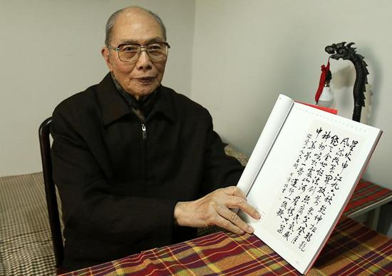 戈宁展示为一大留言簿留言的诗词书法作品。