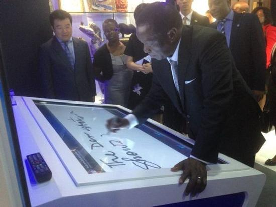 2015年7月，时任津巴布韦副总统的姆南加古瓦访华