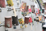 水龙头上加铁锁 居民开锁接水