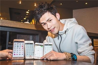 　　钟超能展示表情包以及自己创作的“乖巧宝宝”表情包。上线至今，这套表情包已经为他带来超过50万元的收入，其中绝大部分为打赏所得。受访者供图