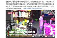 彪悍女子持刀在人群中挥舞 公安局长一招将其制服