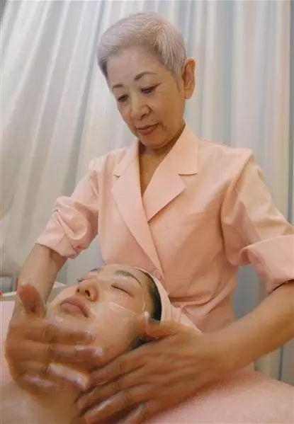 枥木监狱开始为老年囚犯提供美容师、打字员和裁缝师的培训。