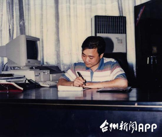 1998年李书福在台州路桥工作照。