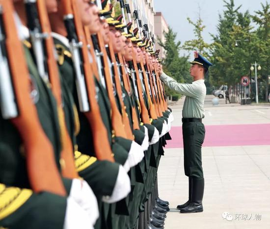 2019年9月，大阅兵升国旗方队在烈日下进行刻苦训练。（本刊记者 侯欣颖 / 摄）