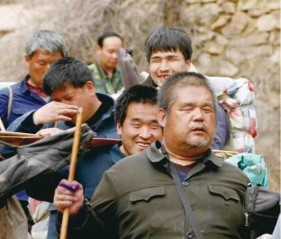 “没眼人”肉三。天生没眼、好脾气，耳音奇好，绝活是打鼓。（右一）