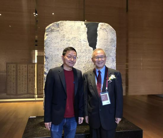 林霄先生与白谦慎院长在碑前合影留念&nbsp;&nbsp;图片来源：香港近墨堂书法研究基金会