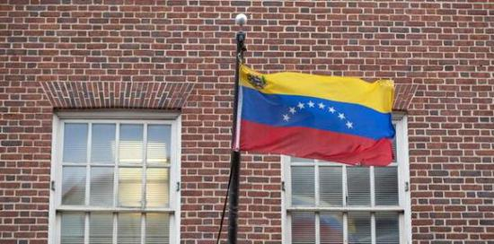 美国华盛顿哥伦比亚特区乔治城，委内瑞拉驻美国大使馆悬挂的委内瑞拉国旗。东方IC 图