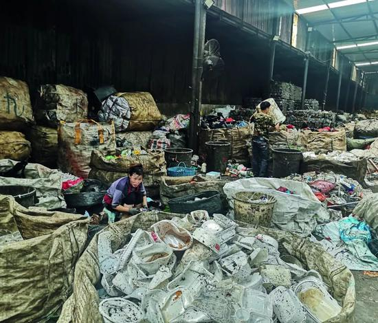 北京阿苏卫垃圾综合处理中心，垃圾分拣车间内，分拣工在工作。摄影/《财经》记者 俞琴