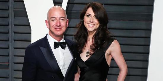 杰夫·贝索斯（Jeff Bezos）与妻子麦肯齐（MacKenzie Bezos） 视觉中国 资料