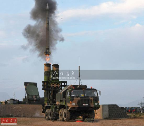 图为红旗9防空导弹发射瞬间。