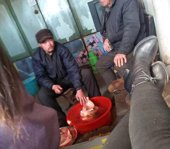 闫德粉偷拍的王力辉。这是多年来王力辉唯一露出正脸的照片。