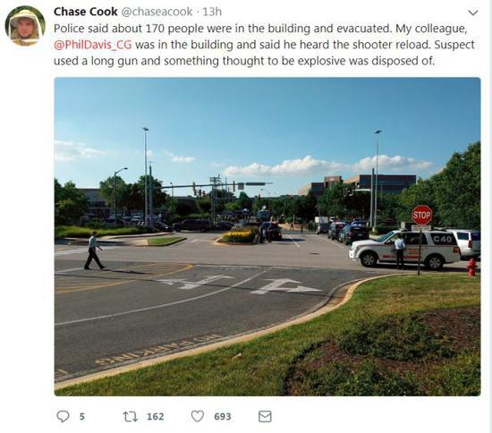 　　▲警方称，枪击案发生时，大约有170人在楼内，目前已安全撤离。枪手在这起事件中使用了“长枪”，我的同事戴维斯当时在楼里，他听到了枪手开枪的声音。