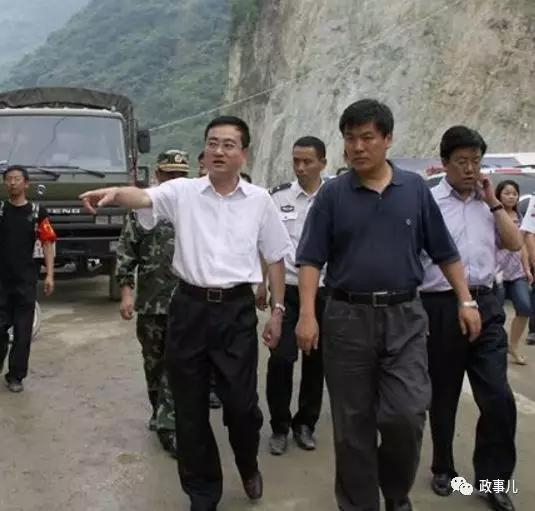 罗强（前排深色服装者）