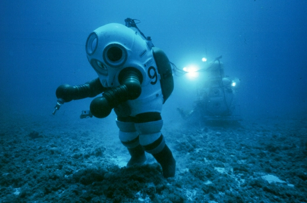 1979年10月，席薇亚‧厄尔（Sylvia Earle）身穿JIM耐压潜水衣，于夏威夷瓦胡岛进行无系绳潜水，创下自由下潜世界纪录。©Al Giddings