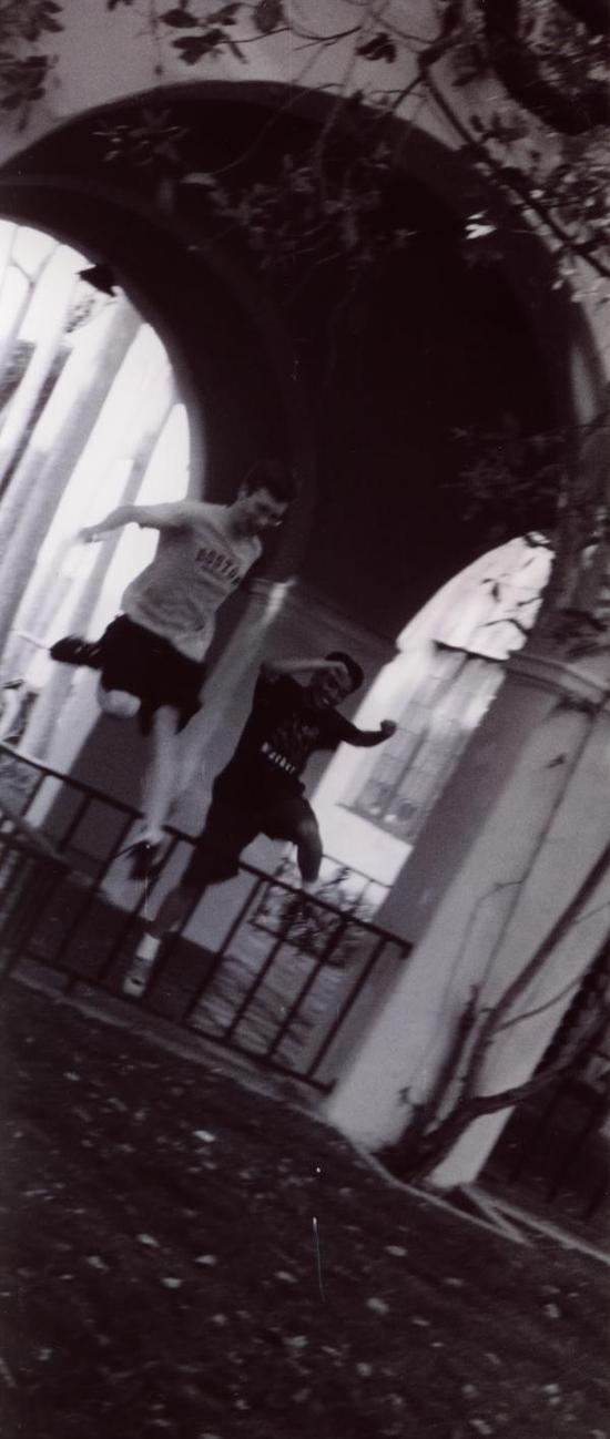 　　上大学不只是学习知识，也是学习人生。图为作者和好友、现在杜克大学执教的Patrick Codd跑去健身房练举重。拍照的是作者当时的女友（现在的妻子）。