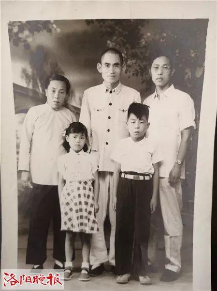 老人家的一张旧照，二排中为索良民的叔叔、中共地下党员索元理，二排右为索良民 （记者翻拍）