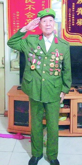 袁永福是一位身经百战的老英雄。生活日报 图
