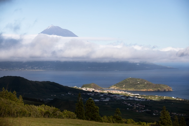 从葡萄牙亚速尔群岛的法尔岛上俯瞰海洋和皮科山，该岛最近被命名为“希望点”©Rolex/Reto Albertalli