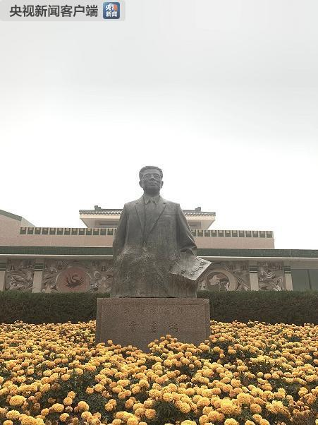 　　△敦煌研究院前竖立的首任院长常书鸿像。常书鸿（1904-1994），1927年留法学习美术，1936年回国任教，1943年来到敦煌。他促成了国立敦煌艺术研究所的成立，被誉为“敦煌守护神”。（央视记者沈忱拍摄）