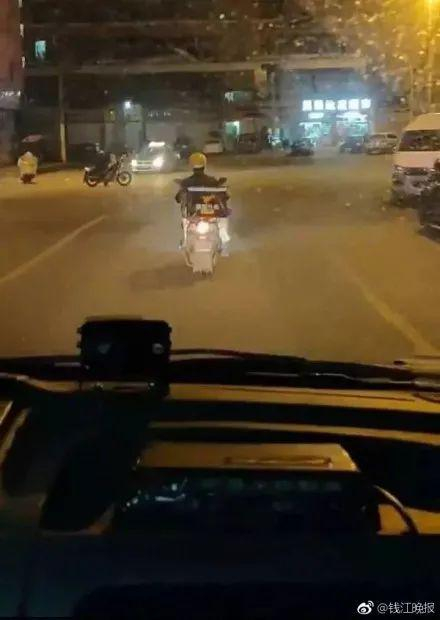 急救车迷路，外卖小哥引路后默默离开