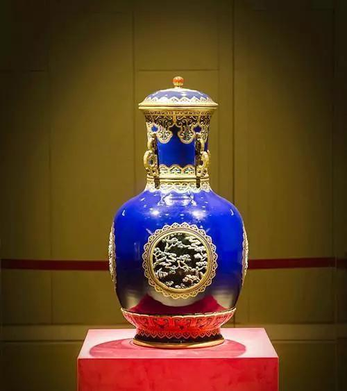 乾隆蓝釉描金粉彩《清高宗行围图》转心瓶