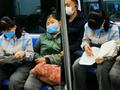 老师辛苦了!网友坐地铁偶遇女老师批改试卷 网友怒赞:向您致敬