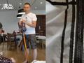 男子手绘防晒衣藏私房钱:十八年来从未见过工资卡