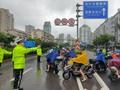 上海轮渡线全部停航,警方用警车开道护送非机动车隧道渡江