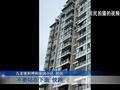 高层住户连续扔下钢管哑铃沙发 业主们边拍视频大喊“快躲开”!